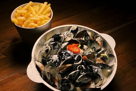 Бельгийская классика Мидии в створках в сливочном соусе и Сhips