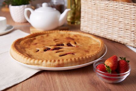 Осетинский пирог с клубникой