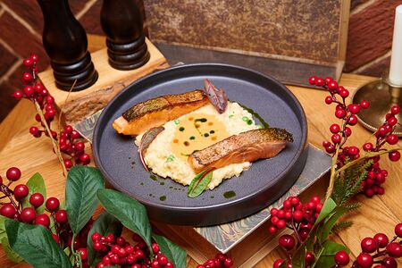 Форель с булгуром и овощами в сливочном соусе