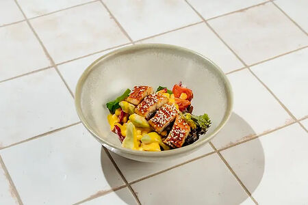 Салат с копчёным угрем манго и авокадо