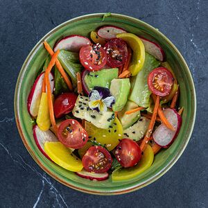 Микс-салат с лаймовым соусом