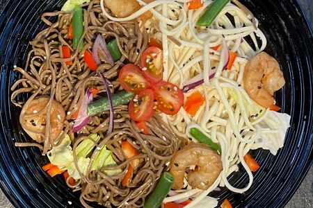 Wok с креветками и лапшой удон