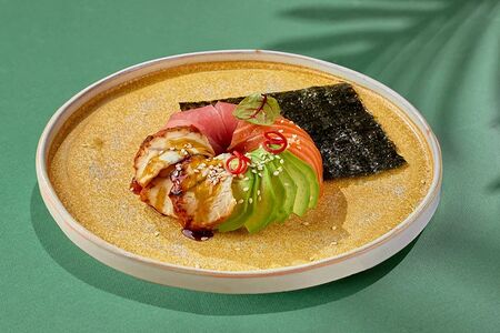 Sushi Donut с тунцом, лососем и угрём
