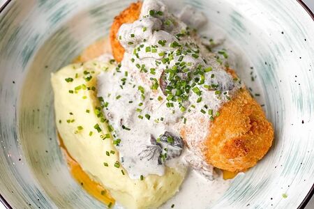 Хрустящая котлета из курицы с маслом из пармезана