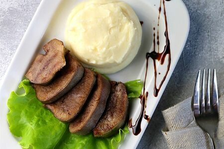 Нежный говяжий язык на гриле с картофельным пюре