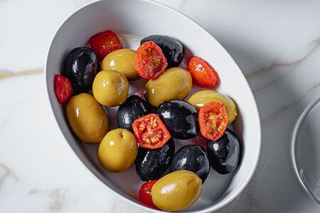 Микс зеленых оливок и маслин с косточкой