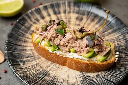 Брускетта с тунцом и авокадо
