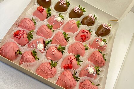 Клубника в шоколаде Розовая пантера