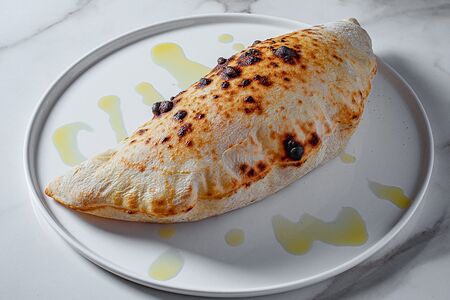 Пицца Кальцоне с грибами, окороком и моцареллой 