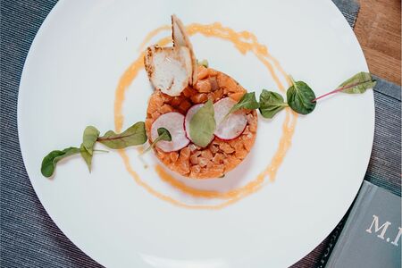 Тартар из лосося с авокадо и манго