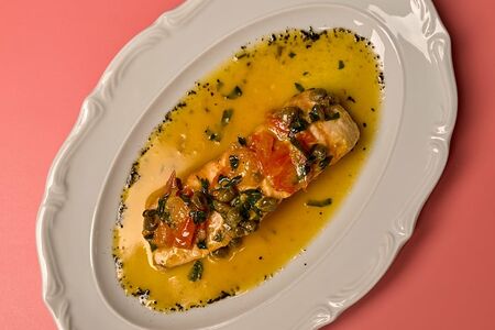 Стейк из форели с цветной капустой и соусом голландез