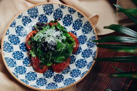 Салат с ростбифом и соусом наршараб