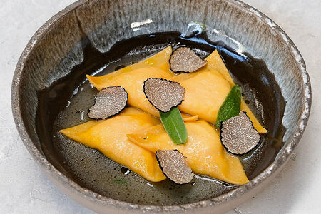 Равиоли с бурратой и черным трюфелем