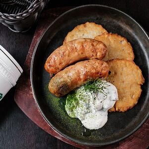 Колбаски куриные с картофельными оладьями