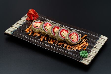 Жареный ролл с крабом