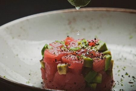 Тартар из лосося с авокадо