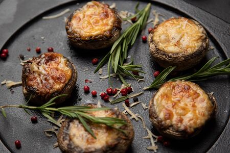 Шампиньоны запеченные с сыром сулугуни