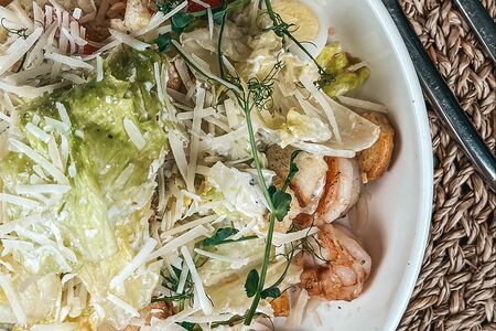 Салат Цезарь с креветками