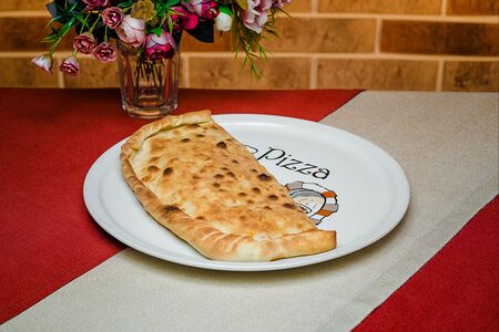 Пицца Кальцоне с сыром и грибами