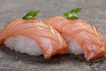 Нигири Опаленный лосось