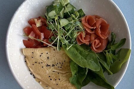 Боул-омлет с лососем, шпинатом и овощами