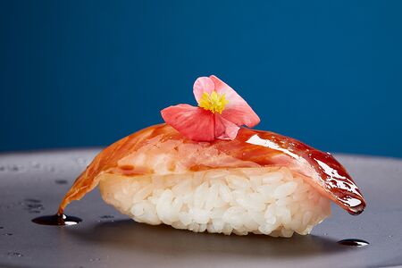 Суши №14 с морским окунем и соусом терияки