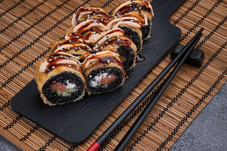 Ролл с лососем в темпуре Black