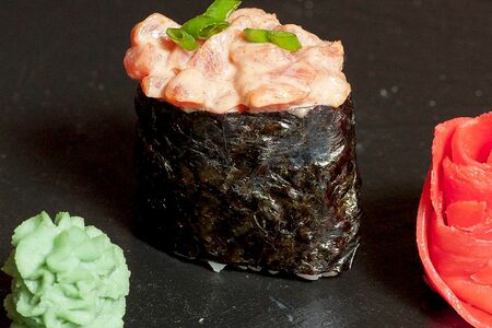 Суши гункан спайси Тунец