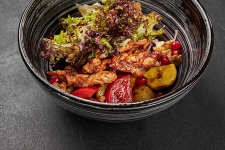 Салат с цыплёнком и гранатовым соусом