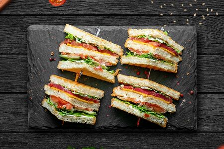 Сэндвич со слабосоленым лососем