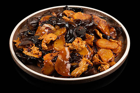 Картофель с мясом и древесными грибами