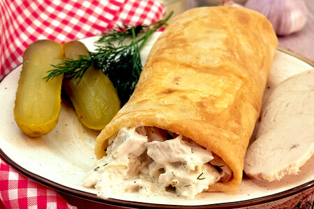 Блин с нежной курочкой и соусом тар тар