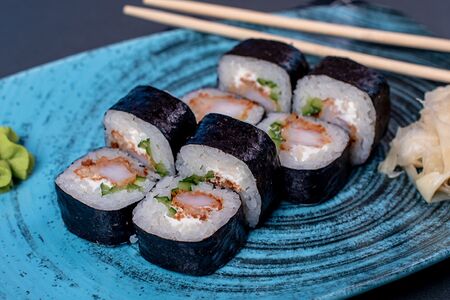 Ролл с жареной креветкой