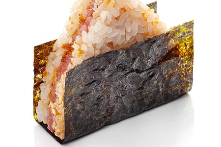 Онигири с крабом и тунцом