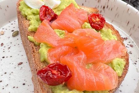 С лососем и мятым авокадо