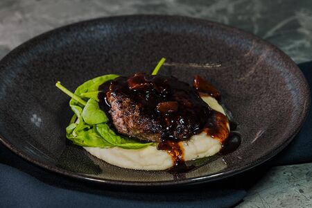 Котлета из мраморного телёнка с картофелем