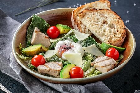 Салат Цезарь с курицей