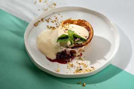 Панкейки с заварным кремом, халвой и фисташками