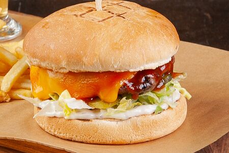 Бургер с котлетой из мраморной говядины и картофелем фри