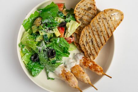 Салат с кебабом