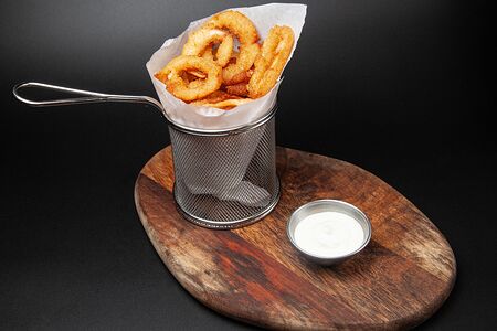 Луковые кольца с чесночным соусом