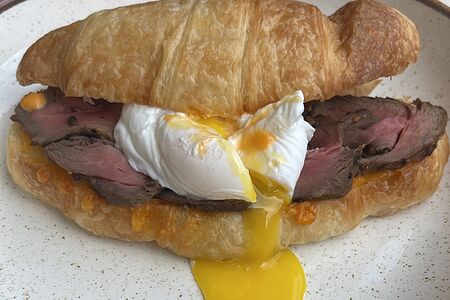 Круассан с ростбифом