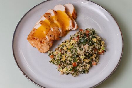 Стейк из индейки с салатом Табуле