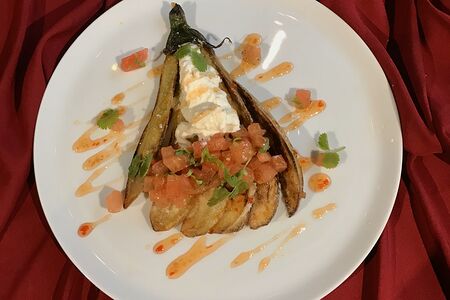 Запеченный баклажан со страчателлой и томатами