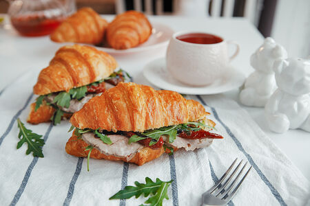Круассан с ростбифом и вялеными томатами