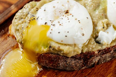 Авокадо-тост и яйцо пашот