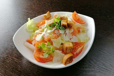 Салат Цезарь с красной рыбой