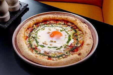 Фокачча с яйцом, сыром страчателла и соусом песто