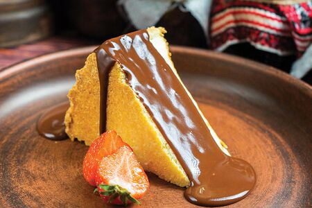 Чизкейк с шоколадным соусом