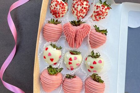 Набор клубники в шоколаде Крылья любви 12 ягод